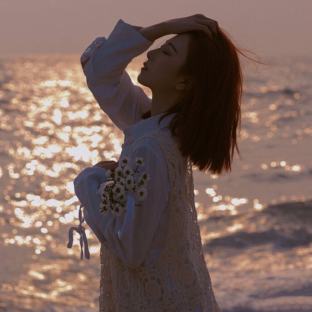 总分数【32分 至 40分】: 你的多重性格/潜在人格分裂指数是【90%】,「多重性格」比例非常高!你不轻易相信他人,心理设防度很高;无论现实生活中多不开心,你依然会不自觉戴上面具武装自己的真实情绪、故作坚强,久而久之渐渐开始分不清「究竟怎么样的我,才是真正的我」。 你身上如变色龙般的百变能力,经常带给身边的人许多惊讶和惊喜,同时也让部分的人觉得你心思太难琢磨,有点难以亲近。如果觉得这样活着很疲惫,不妨试着作出改变吧!比如:叮嘱自己无论对于工作、生活、人与人的关系得失心都不要太重;活在当下,不要过分忧心于还没发生的未来;勇敢说出自己真实的想法;寻觅能让自己真正排解压力的方式或兴趣爱好。