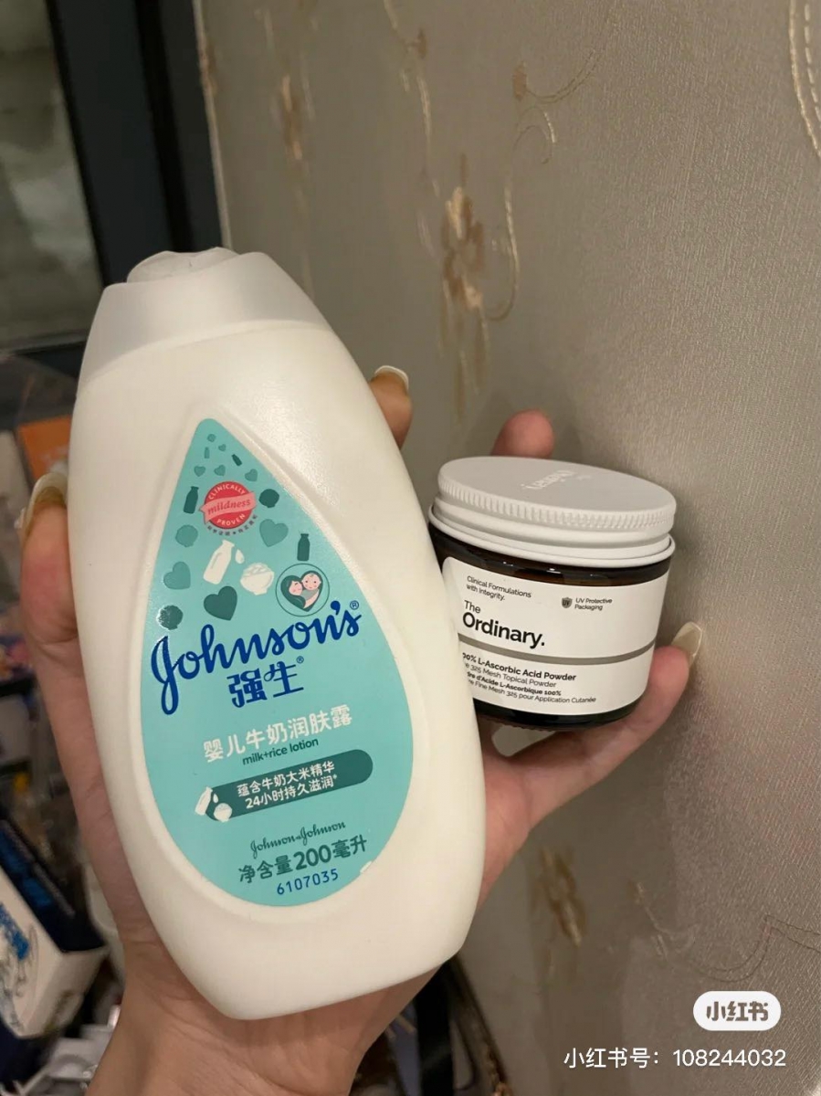 美白身体肌肤：Johnson's牛奶纯米润肤乳 +The Ordinary VC粉 小红书博主 @ 一口哈密瓜瓜 日前分享亲测非常有效美白的「DIY美白润肤乳」组合：睡前洗完澡后，取适量涂Johnson's牛奶纯米润肤乳，混合1～2勺The Ordinary VC粉搅拌均匀，即可涂抹全身～