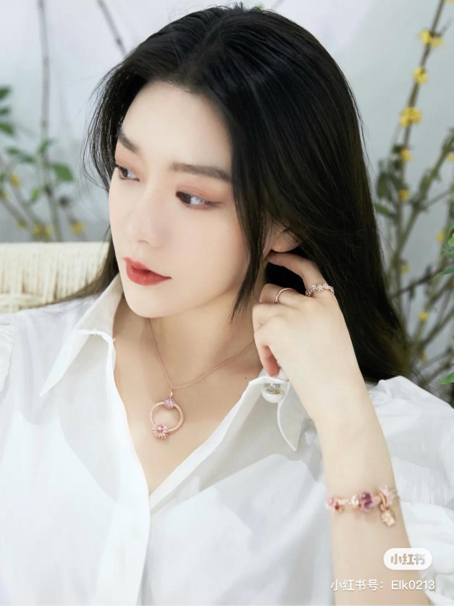 # PANDORA Sparkling Daidy Fower Crown Ring 雏菊交织花冠戒指 >>> 【点击查看购买链接】 做工非常精致、每朵多瓣小雏菊中间都有一个闪闪的锆石，和PANDORA家另一款热销戒指「心意角质」的设计有异曲同工之妙，是戴在手上很有存在感，但相当百搭的一款！