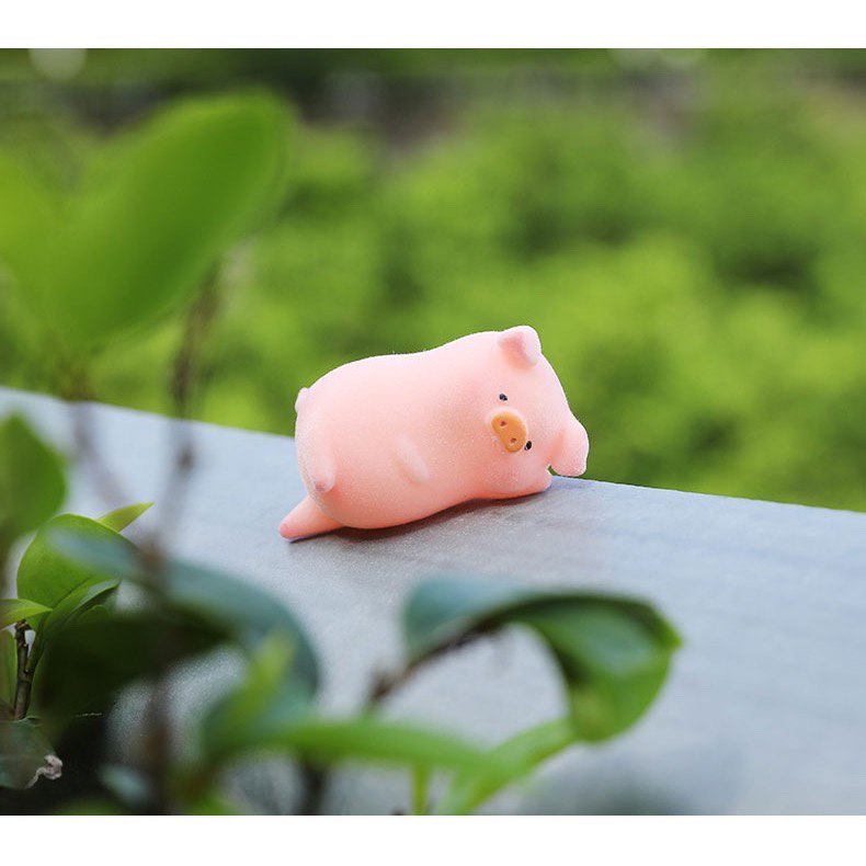 LULU猪汽车迷你摆件 萌萌的LULU猪汽车小摆件让你一个人开车也不孤单！一共8款设计：趴趴LULU款、小爱心趴趴LULU款、吊挂LULU款、小爱心吊挂LULU款、伸懒腰LULU款、坐姿LULU款、挤扁头LULU款、侧躺LULU款，超想All-In！就怕车子里不够位置摆放啊（笑）买家反馈：心情不好的时候看一看它们，坏情绪都赶跑了～♥ >>> 【点击查看Shopee链接】