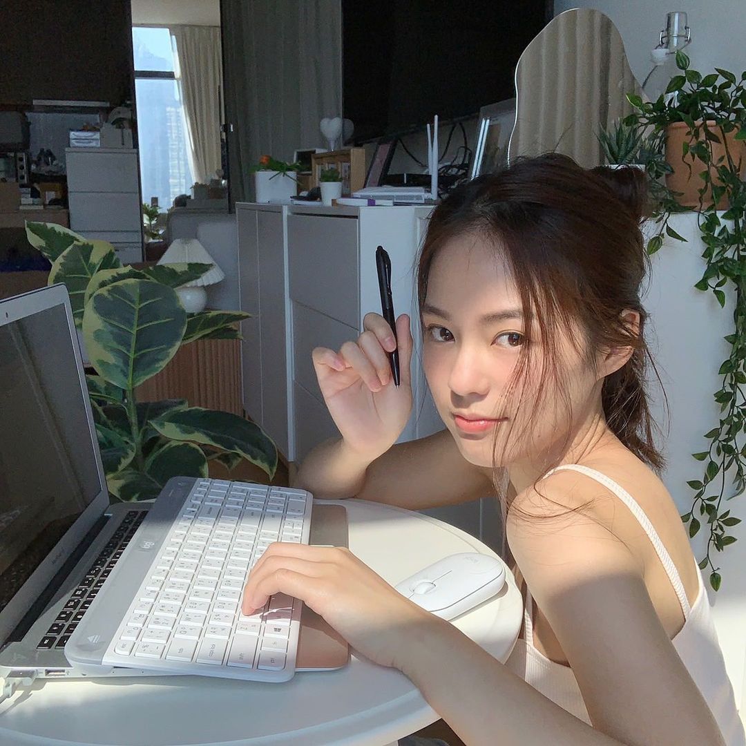 Work From Home期间「将工作融入到了生活中」成了常态,居家生活 vs 工作之间的边界感越来越模糊,使生活变得单一、乏味,日复一日下做起事来越渐感觉没精力。不妨从小细节着手给平淡无奇的生活“加点料”;用增添仪式感来让心情稍加转换,维持最佳工作状态!