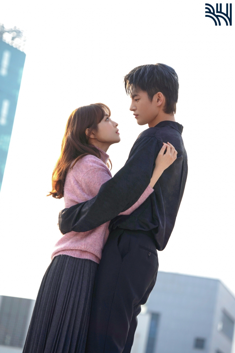 随着韩剧《某一天灭亡来到我家门前》的热播，无论是剧情还是男女主角徐仁国和朴宝英各别的「超强CP体质」都掀起网民热议 ♥ 同时亦有不少观众感叹：童颜女神朴宝英真的完全不会老欸～（笑）娃娃脸的她完全看不出今年已经31岁了！这边厢就来给女生们整理出她曾公开分享过过的6招护肤保养和瘦身秘诀，想和她一样冻龄的话一起看下去吧：