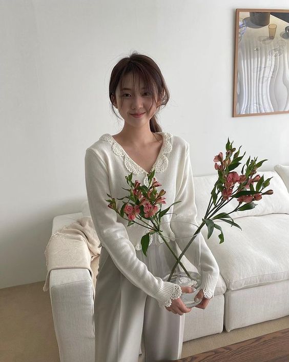 【AB型血】性格分析 具备优越的社交能力、处事风格冷静擅思考,无论是解决棘手的难事还是待人接物,都经常能够处理得有条不紊。 你善于反省自己、以第三方角度看问题,会以客观冷静的态度衡量得失、轻重缓急;你行动有规划、有领导能力,给人感觉机智大方且为人公平公正。 但同时你也喜欢把这些事情收在心底独自消化,不常向他人倾诉,相比起情绪化地抒发出来,你一般会选择压抑自己的情绪,不展现脆弱一面。 感情上欣赏谈吐知性、细腻温柔、诚实相对的另一半。即使在另一半面前,你也不会尽数展现真性情,因此想要追求你的人务必要有耐心、包容心和共情力。