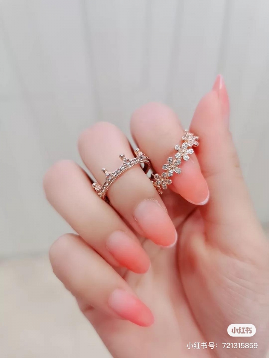 # PANDORA Rose Daisy Flower Ring 锆石小雏菊花海ROSE戒指 >>> 【点击查看购买链接】 小雏菊的花语是「深藏在心底的爱」，同时也有「天真」「纯洁」「快乐」「希望」的寓意～结合戒指作为承诺的象征，特别适合用来当告白/定情礼物！这款玫瑰金色小雏菊戒指色泽柔美、衬肤色；虽然整体设计很精细，但配以Bling Bling锆石很显高级～