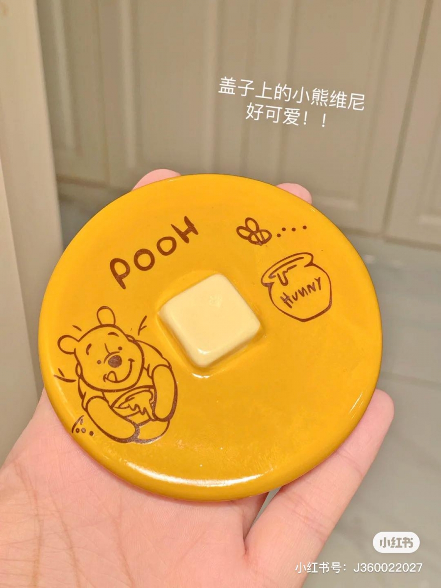 # 10 小熊维尼蜜糖罐设计水杯 >>> 【点击查看Shopee链接】 超精致的小熊维尼蜜糖罐设计水杯,被推荐的博主说「用这款水杯喝水感觉白开水像加了蜜糖般甜甜的 ♥」这款维尼控真的没有拒买的理由啊~太烧?了(笑)