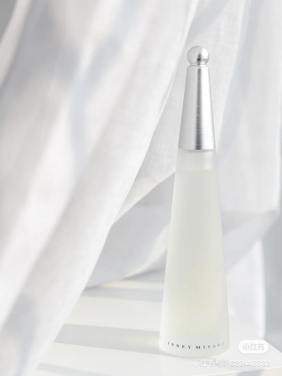 Issey Miyake 三宅一生 | L'EAU D'ISSEY EAU DE TOILETTE 一生之水 前调 | 睡莲、玫瑰、鸢尾 中调 | 康乃馨、百合、牡丹、铃兰 后调 | 木质香、晚香玉、规划、檀香
