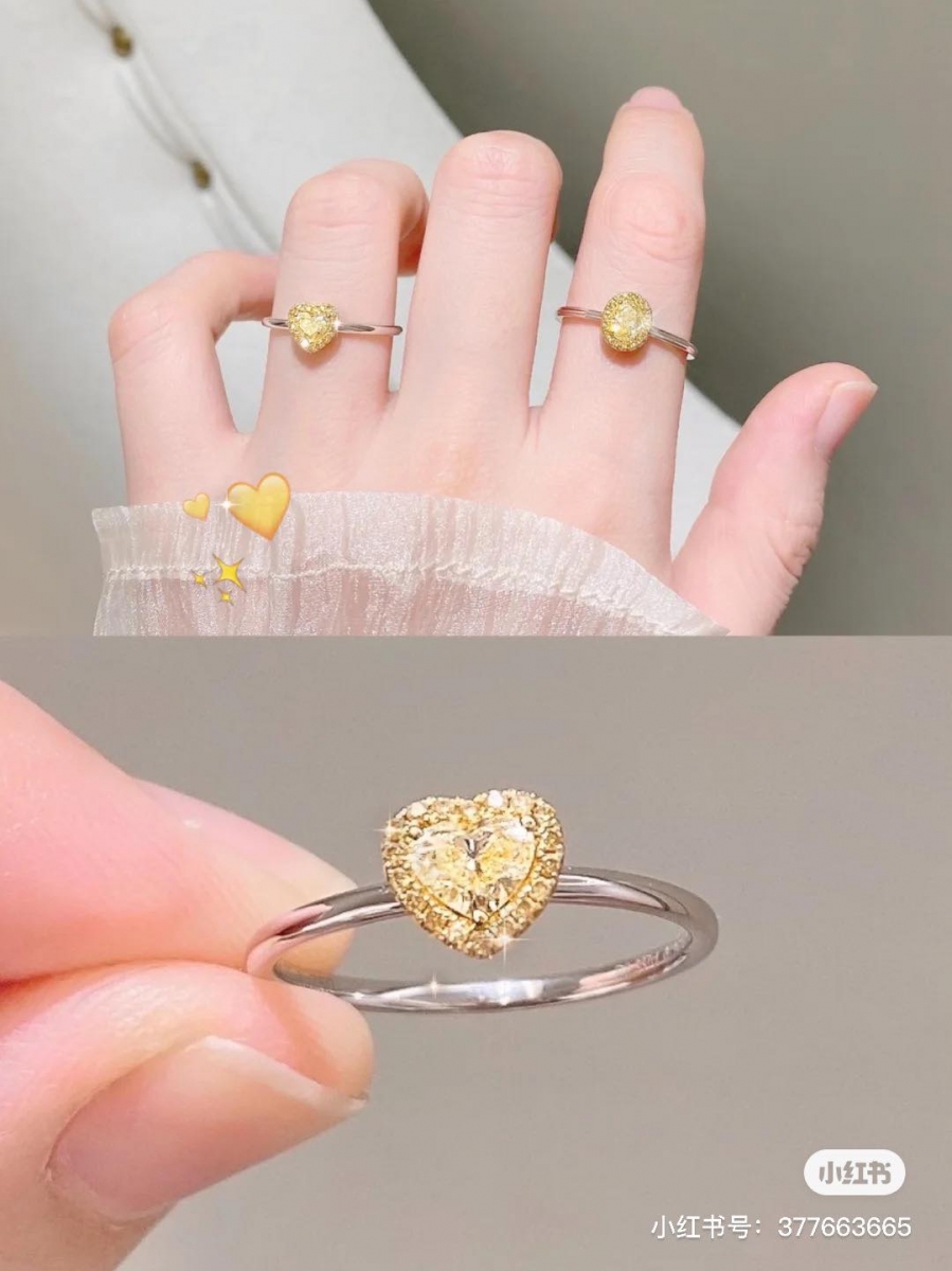 So In Love Sunlight系列爱心金钻戒指 近期小红书上讨论度很高的这款爱心金钻戒指,金钻本身的色泽正如其名字Sunlight一样璀璨明亮,像极了金灿灿的夏日阳光。难怪忍不住剁手的博主会说「这不是迪士尼贝儿公主的钻戒么?✨」,真的梦幻得令人好心动啊~
