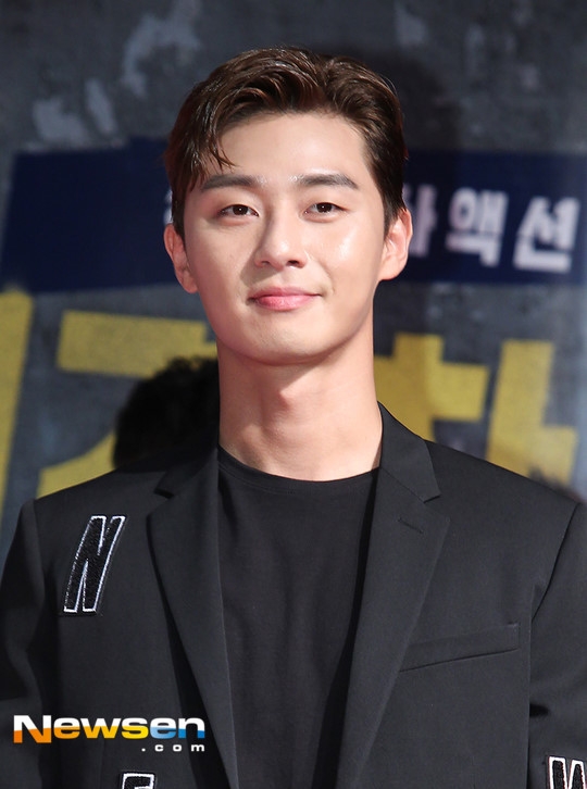 过去朴叙俊在《金秘书为何那样》、《三流之路》、《梨泰院Class》等多部韩剧中表现十分亮眼,同时也积极投身电影界。继年前的驱魔电影《使者》、热血电影《青年警察》后,曾以特别出演神恩参演过享誉国际的《寄生上流 Parasite》。