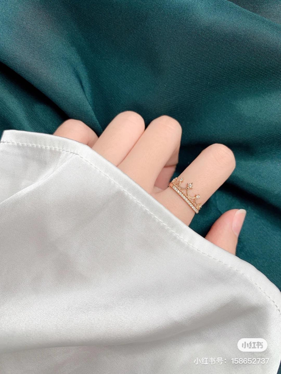 周大福18K金甜美皇冠戒指 钟情于公主风饰品但同时也追求日常实戴性的话,这款18K金甜美皇冠戒指绝对适合你!镂空加上蕾丝花边设计的皇冠戒指柔和迷人~建议可以搭配细致的排钻戒指叠戴,效果尤为惊艳。