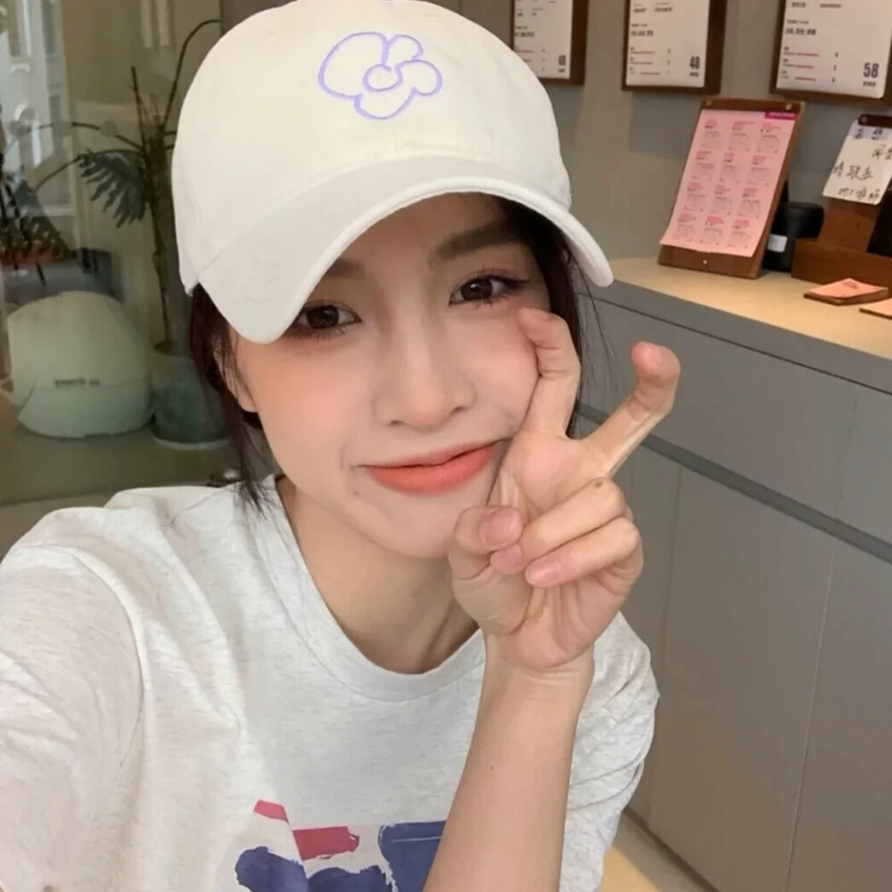 诸如此类如暗语般的缩写，是不是越看越想高呼「能不能好好打字？」，自认越来越跟不上时代了呢（笑）下面马上来整理出20+个2021年冲浪必学网络流行用语，不妨测试看看自己都能看懂多少～