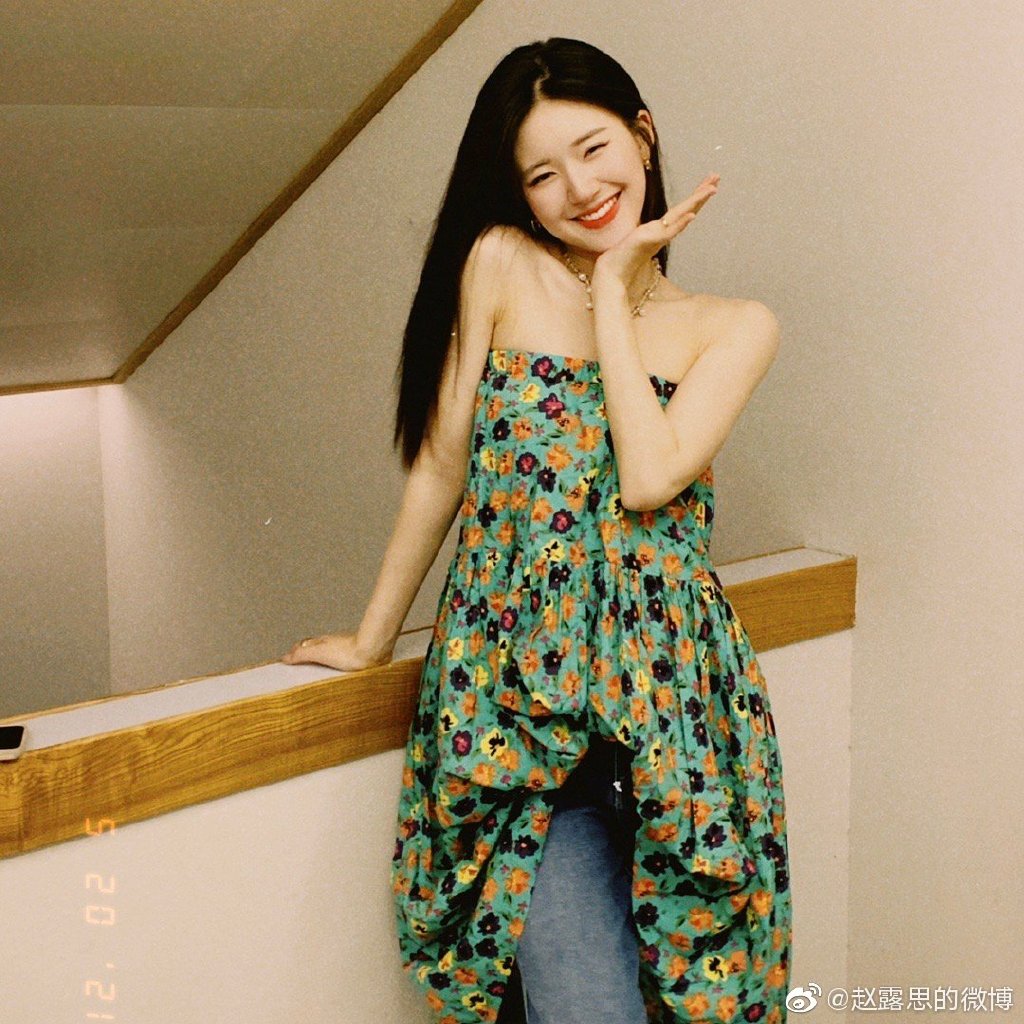 不久前赵露思本人在小红书上传粉丝Q&A影片,提到网民截取的对比图时她坦言,过去自己确实有厚圆肩背、溜肩、斜方肌的问题,因此结束《陈芊芊》拍摄后、进组《长歌行》之前,大约1年时间里一直很努力在做直角肩训练,把自己的肩膀、整个人的气质姿态练起来。