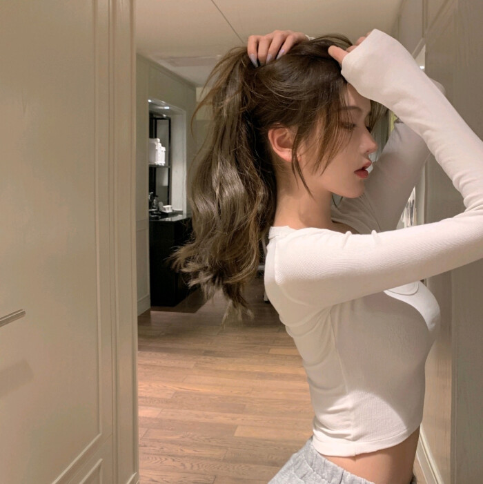 做上述动作时切记肩胛骨中间和上臂外侧发力，肌肉会有明显拉伸感，完成一整组超酸爽！坚持锻炼一段时间，瘦手臂、美化背部线条和消除后背肩膀赘肉效果都会非常显著哦～