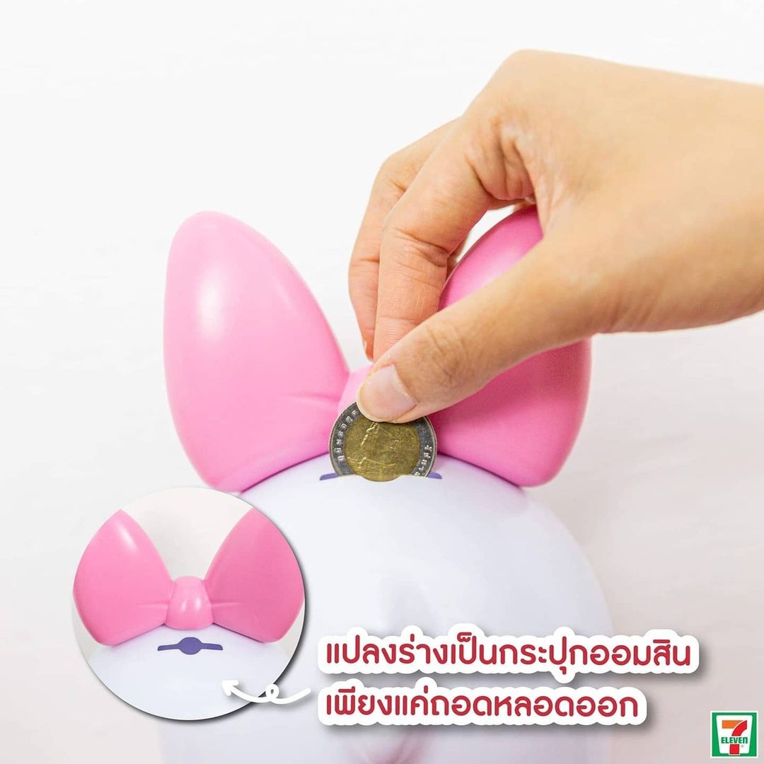 除了可以当水壶使用,也可以拆卸掉水壶自配的吸管;插吸管的洞口此时变成存硬币的开口,摇身成了容量超大的迪士尼卡通存钱罐,可爱又实用!