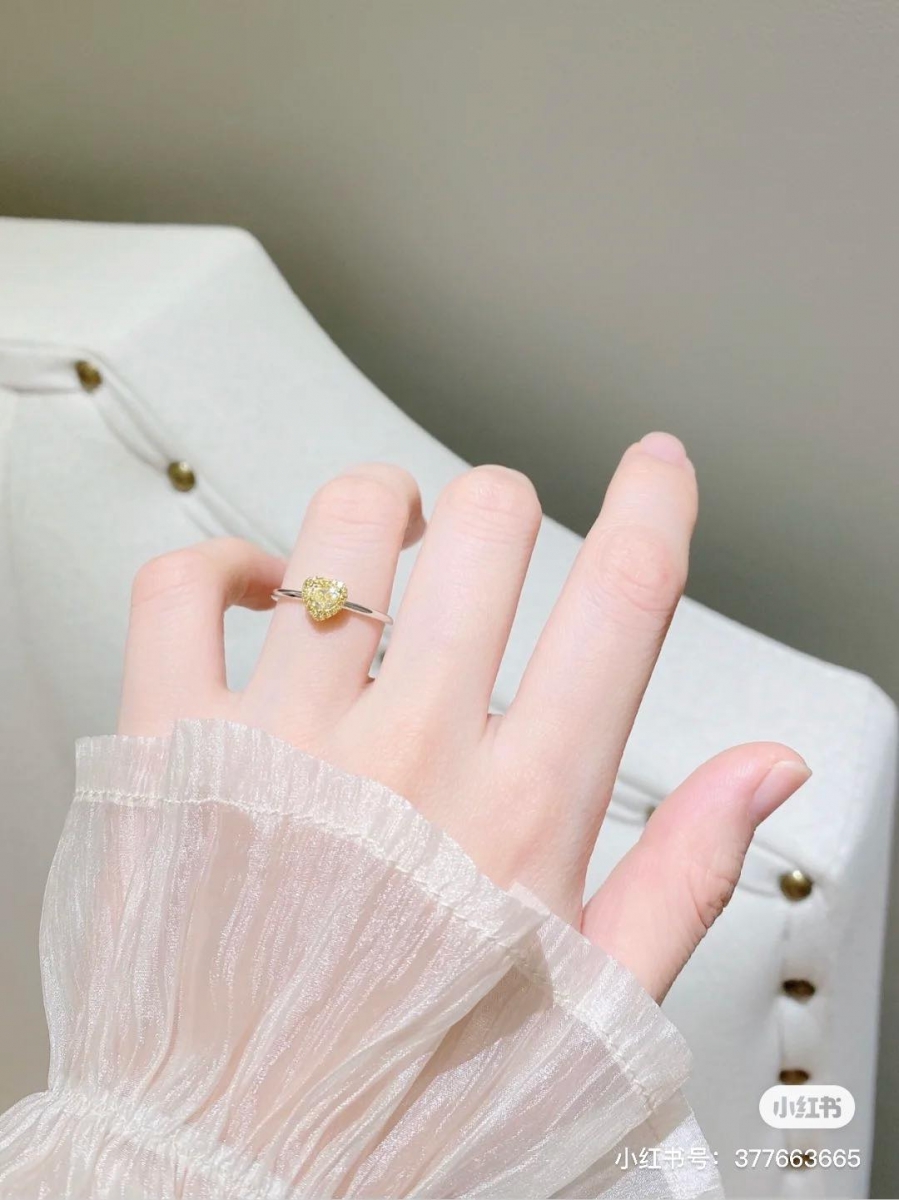 So In Love Sunlight系列爱心金钻戒指 近期小红书上讨论度很高的这款爱心金钻戒指,金钻本身的色泽正如其名字Sunlight一样璀璨明亮,像极了金灿灿的夏日阳光。难怪忍不住剁手的博主会说「这不是迪士尼贝儿公主的钻戒么?✨」,真的梦幻得令人好心动啊~