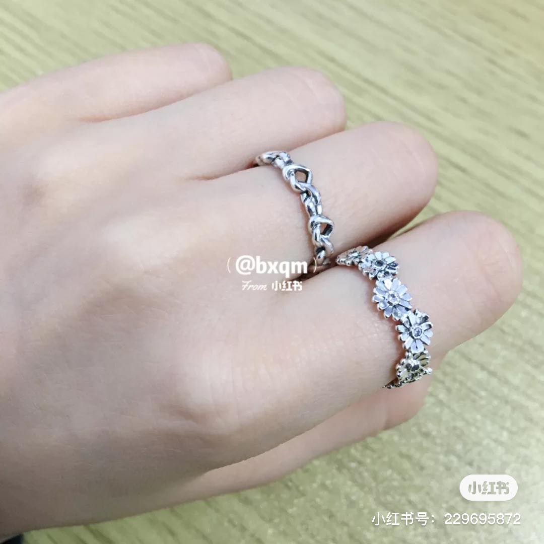 # PANDORA Sparkling Daidy Fower Crown Ring 雏菊交织花冠戒指 >>> 【点击查看购买链接】 做工非常精致、每朵多瓣小雏菊中间都有一个闪闪的锆石，和PANDORA家另一款热销戒指「心意角质」的设计有异曲同工之妙，是戴在手上很有存在感，但相当百搭的一款！