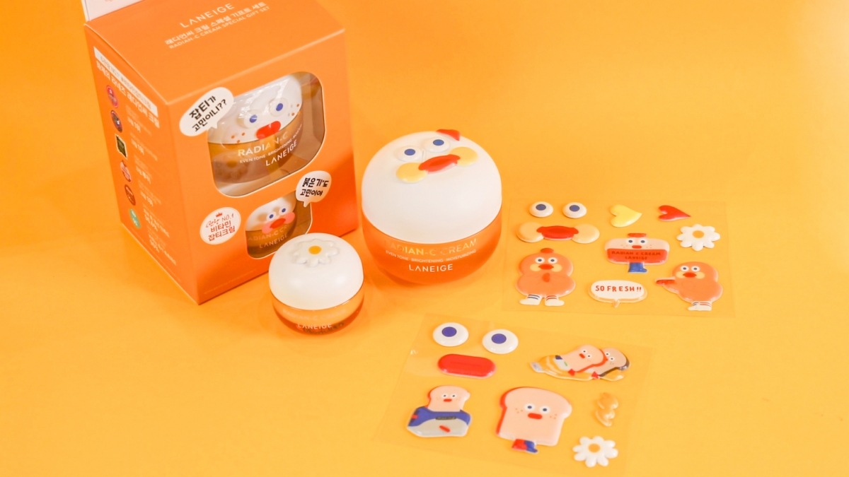 Laneige x Brunch Brother Radian-C Vita Cream Laneige旗下主打美白净斑的「小橘霜」这波联名呆萌可爱的Brunch Brother推出限量系列,购买一组除了有30ml装+迷你10ml装,利河中还有超治愈的Brunch Brother小包包附赠;