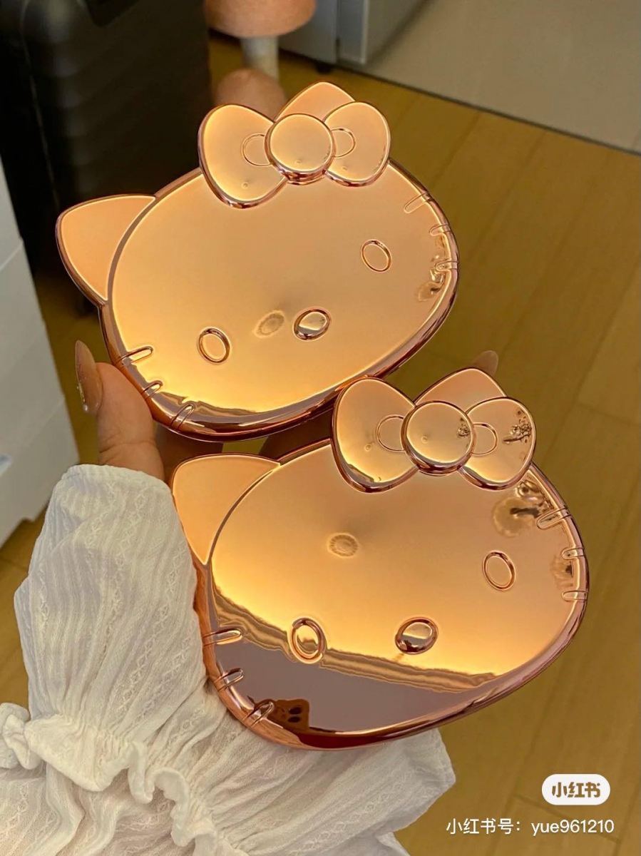 COLORKEY x Hello Kitty彩妆系列 COLORKEY日前刚刚宣布女神迪丽热巴作为全球代言人,随后便宣布推出萌力新品Hello Kitty俩名系列;细管唇釉、哑光雾面唇膏的管身上都有浮雕Hello Kitty设计;
