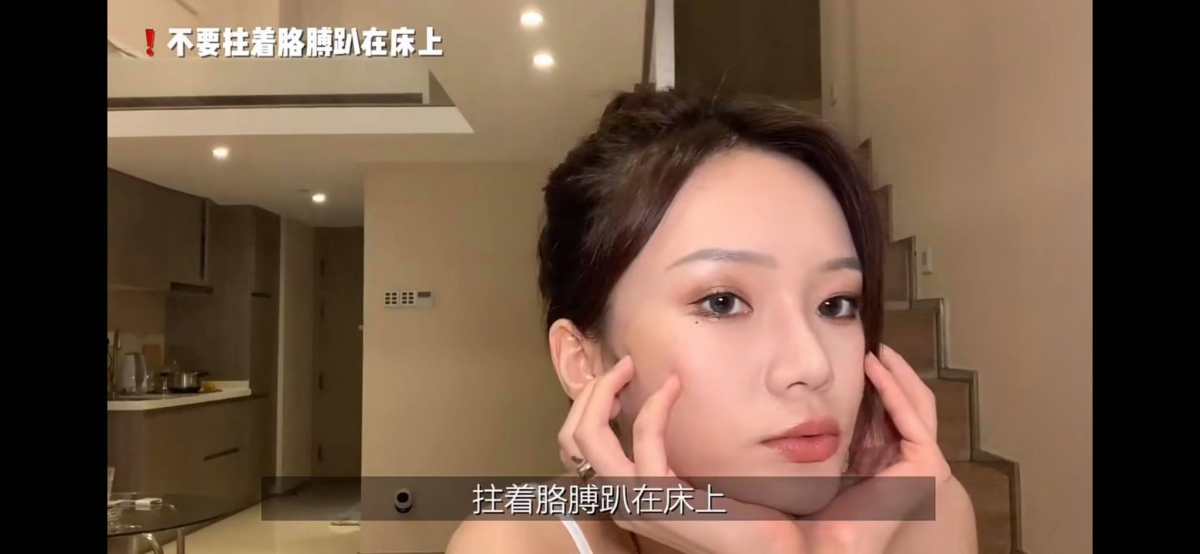 拄着胳膊趴在床上看手机/Ipad 这个动作会让你斜方肌位置的肌肉处于紧绷状态,久而久之会导致这块肌肉越来越发达,看起来虎背熊腰。