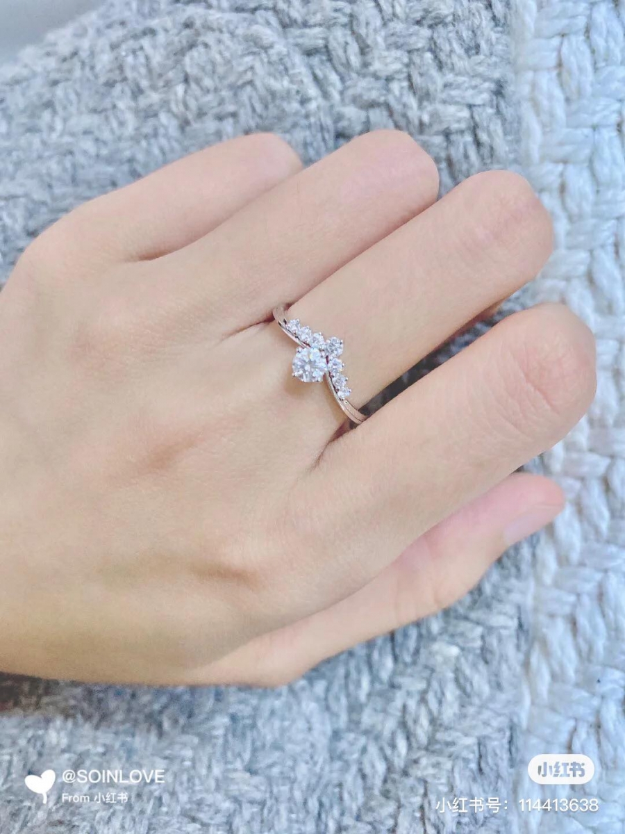 So In Love 仙女星戒指 So In Love真的好懂少女心啊 ♡ 这款「仙女星钻戒」“戒”如其名(笑)是极致精美的「仙女本仙」设计~闪烁的钻石在阳光底下随光线折射更显耀眼,独特的弧度设计让手指更显纤长。