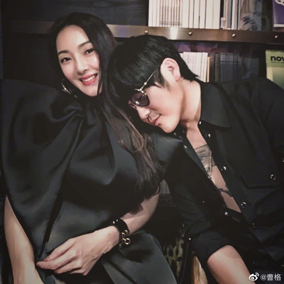 加上曹格本人正在筹备新专辑作品需要闭关创作，所以经常会留宿在工作室避免半夜工作时打扰到家人。经纪人回应婚变和分居消息：吴速玲和小孩偶尔会去工作室给曹格送餐和陪伴他，婚姻状况「好得很！」