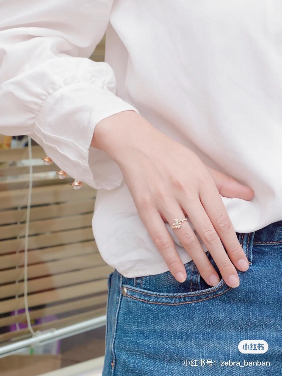 # MONOLOGUE 独白恋恋雏菊链戒、戒指 据悉缺一瓣的花瓣悬挂在旁边的别致设计，寓意「一直会有我，在旁边默默守护着你」；链戒本身可自由调节大小～同系列还有戒指、温柔春意满满的项链和手链，超推荐小雏菊控们一整组入手！