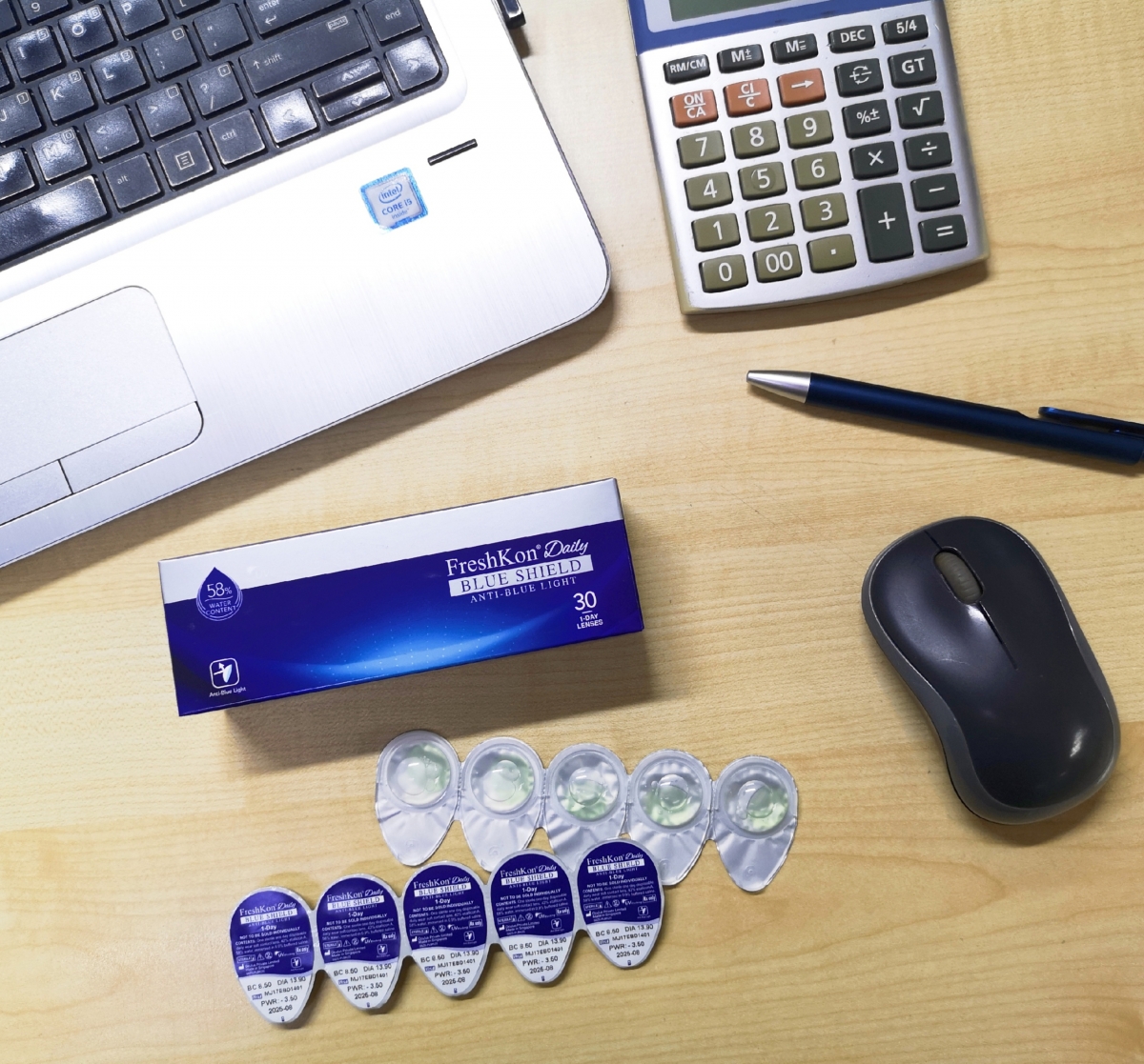 相信佩戴隐形眼镜的女生都很注重「舒适度」；FreshKon Daily Blue Shield 蕴涵了促进保湿力的高分子Hyaluronic Acid透明质酸，使佩戴时更感觉水亮清透。透明质酸是减少眼球与镜片摩擦的关键，可锁住1000倍水份以润泽眼球表面，并且稳定泪膜让保湿锁水力更持久。