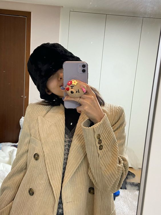 7、使用非原厂/劣质充电器  买新的原装充电器确实有点伤荷包,但贪小便宜买几十块、甚至便宜至几块钱的非原装充电器的话,小心「省钱一时爽,手机送火葬场」啊~原装充电器的充电效率和手机本身所需相匹配,倘若使用非原装劣质充电器,容易因为规格不同、输出的电量等因素,对手机电池和电板带来损害,更甚者还存在安全隐患。  8、不清理手机内存  手机使用一段时间后都会有很多不必要的内存,导致整体运行速度变慢,进而更加耗电。建议可以定期进行清理,将不必要的APP和内存移除。