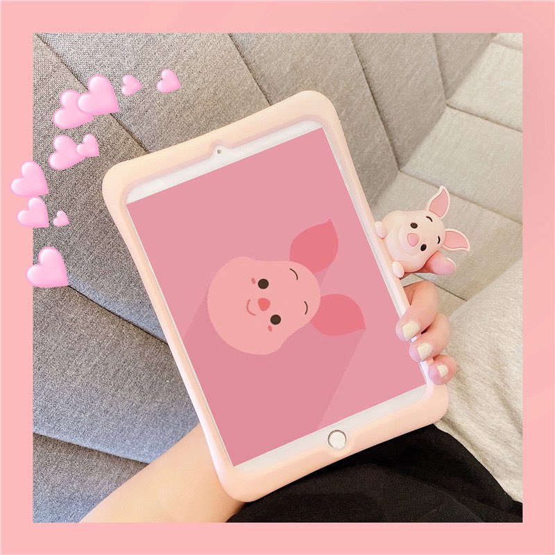 # 2合1功能小熊维尼设计iPad保护壳 >>> 【点击查看Shopee链接】 矽胶材质加上很贴合的边角防护,提供绝佳防摔功能;而且背面还附有支架设计轻松将iPad立定、解放双手,用它追剧/学习或工作时还有探出头的3D可爱小熊维尼/小猪/跳跳虎陪伴,超级可爱~