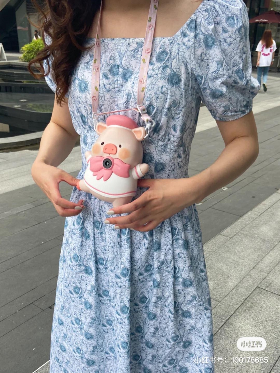 LULU猪泡泡机 最近在小红书上爆火的「美得冒泡」泡泡机由九木杂物社和LULU猪联名推出～设计灵感来源于上一波LULU猪一推出就被抢翻的樱花系列；穿戴樱花粉色水手套装的LULU猪直戳少女心，是款拍照超好用的童趣小道具，挂上小背带也是时尚配件哟！保证戴出门会让许多小姐姐、小妹妹们连连惊呼「太可爱」（笑）是吸引高回头率的心机萌物没错了～
