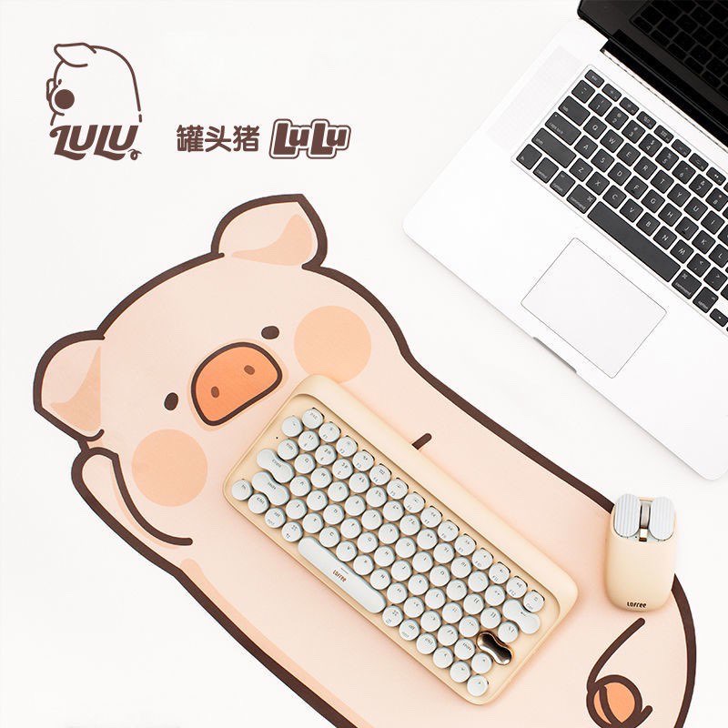 LULU猪键盘滑鼠垫 WFH期间有这款懒洋洋侧躺、专心盯着你看的LULU猪陪伴，工作起来心情肯定会更愉悦啊（笑）超萌键盘/滑鼠垫很好收纳，不用的时候卷收起来即可。>>> 【点击查看Shopee链接】