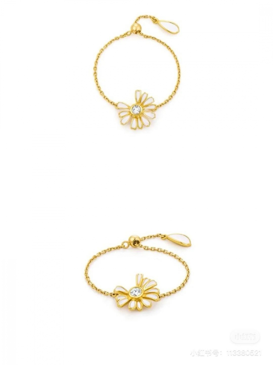 # MONOLOGUE 独白恋恋雏菊链戒、戒指 据悉缺一瓣的花瓣悬挂在旁边的别致设计，寓意「一直会有我，在旁边默默守护着你」；链戒本身可自由调节大小～同系列还有戒指、温柔春意满满的项链和手链，超推荐小雏菊控们一整组入手！