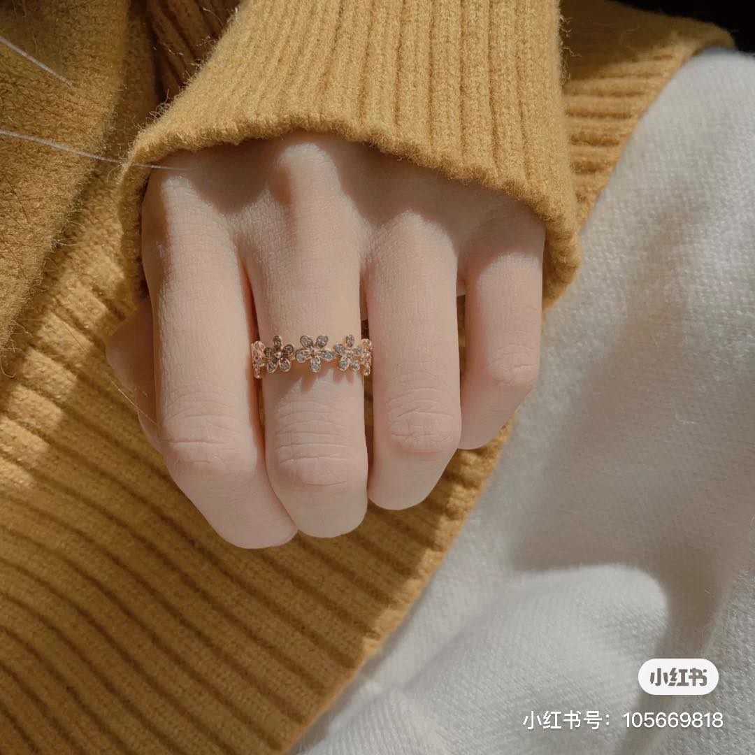 # PANDORA Rose Daisy Flower Ring 锆石小雏菊花海ROSE戒指 >>> 【点击查看购买链接】 小雏菊的花语是「深藏在心底的爱」，同时也有「天真」「纯洁」「快乐」「希望」的寓意～结合戒指作为承诺的象征，特别适合用来当告白/定情礼物！这款玫瑰金色小雏菊戒指色泽柔美、衬肤色；虽然整体设计很精细，但配以Bling Bling锆石很显高级～