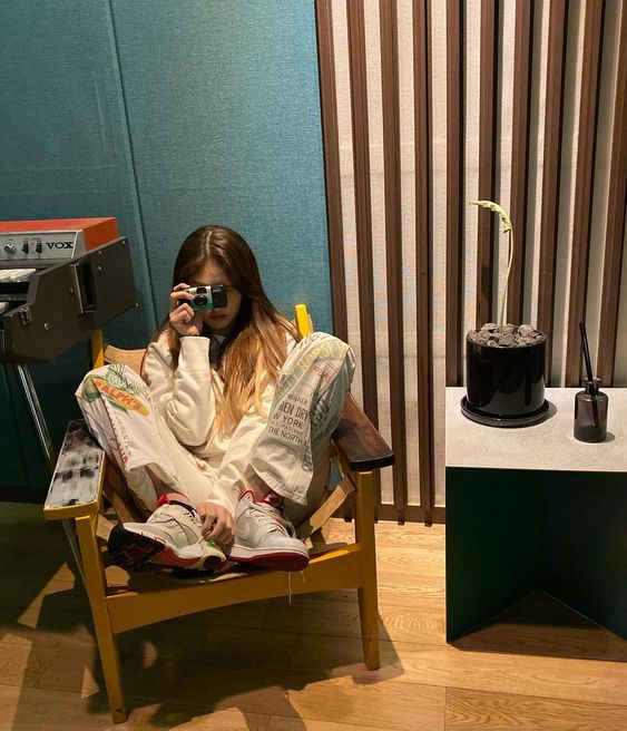 平时在沙发椅子上坐姿不良 「没腰骨」瘫坐在沙发上、平日里长时间坐在电脑背部没有挺直,这些不良坐姿习惯都会一点一点毁掉我们的体态,务必纠正过来~