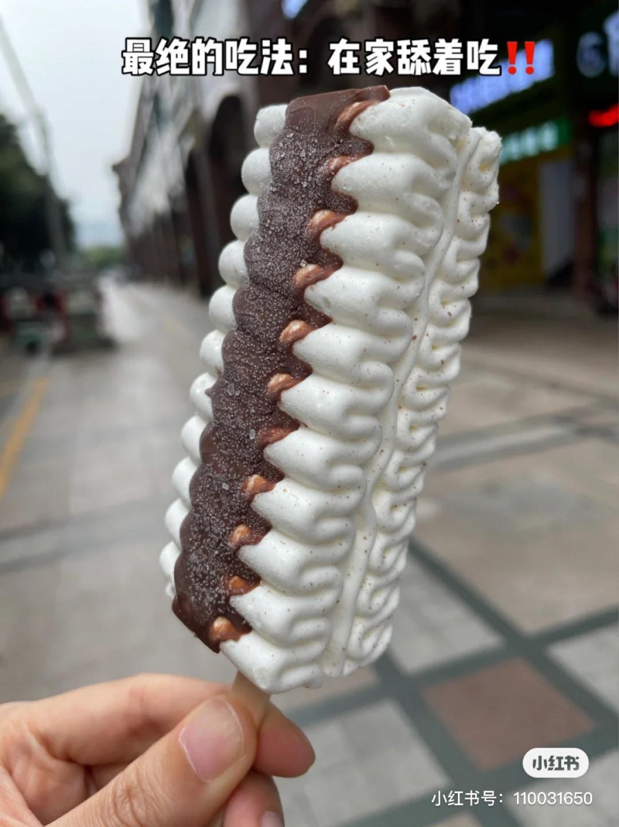 奶味浓醇的冰淇淋非常丝滑,据吃过的网民反映:口感就像奶油一样超级绵密顺滑,加上巧克力薄脆让人吃完一口接一口完全停不下来,「就是小时候那种让人难以忘怀,入口即化、奶fufu的味道啊」♥