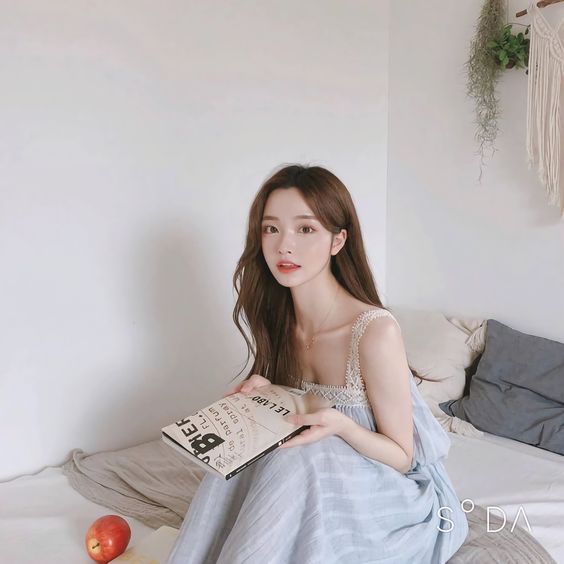 已经被闲置很久的刷具/美妆蛋等化妆工具 女生们的化妆桌上相信都会有闲置好一段时间的美妆蛋/刷具等化妆工具,虽说彻底清洗干净后依然可以使用,但如果真的闲置在一边「养灰尘」、用过之后很长一段时间都没清洗,相信里面已经有满满的细菌滋生了!建议可以直接淘汰掉~ 确定不适合自己的美妆护肤品 护肤/美妆品总有不小心踩雷的时候,真的不适合自己肤质或使用习惯的话,勉强留着是没有幸福可言的(笑)不如考虑转售/转让给身边可能合适使用的朋友,或是咨询大体化妆师是否需要类似美妆产品。