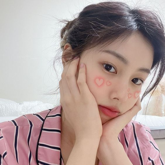 给被黑头粉刺占据的鼻头尝试过各种清洁方法,但密密麻麻的点点这边厢刚清除干净,没几天又打回原形...素颜没自信、化妆浮粉严重超不服贴(哭)如果你也有草莓鼻困扰、试过很多方式都无法和黑头粉刺说分手,下面这组在日本SNS上被疯传、网民赞爆是「凌虐毛孔脏东西」的1+1组合,或许可以帮到你!