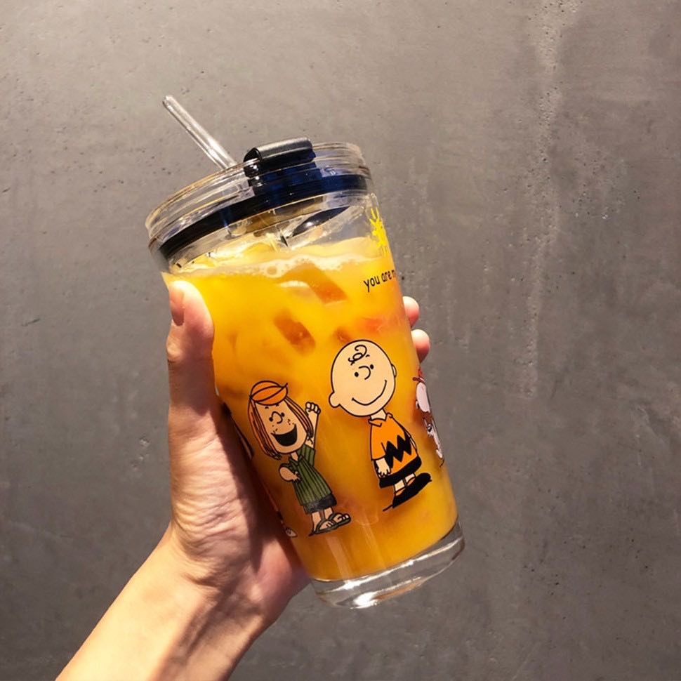 # 3 史努比卡通吸管玻璃杯 >>> 【点击查看Shopee链接】 史努比控不能错过的一款卡通吸管玻璃杯 ,入手「五件套」款一次收获杯子、杯盖、吸管、吸管刷和硅胶隔热套,CP值非常高!