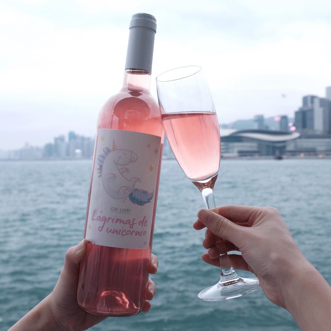 独角兽眼泪粉红葡萄酒酒精浓度11.5%,口味正如它的酒体颜色一样直击少女心!浅尝一口会喝出甜甜如棉花糖般的香气,细品可以喝出汇聚柑橘、玫瑰、小白花等淡淡清香花香味~无论是情侣/夫妻在家小酌、闺蜜派对上打卡喝美酒、作为对至亲好友的送礼,都能派上用场作为调剂氛围的最佳利器。