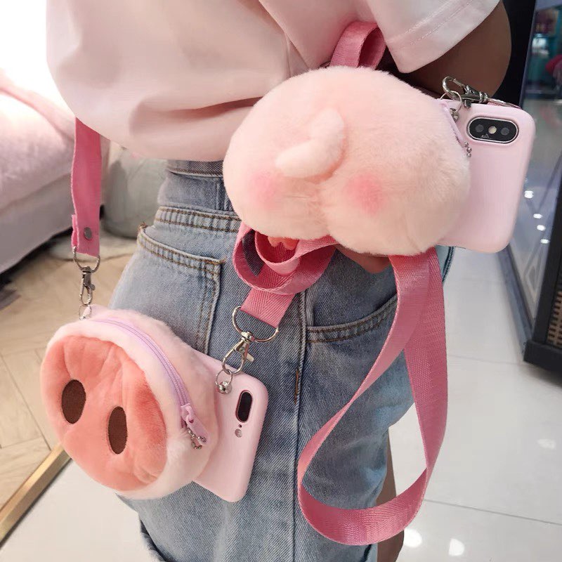 毛茸茸的猪屁屁手机壳还是款小零钱包，容量还算蛮充足的，一次装入信用卡、身份证、零钱等多样随身物品都不是问题；配上内附的斜背带轻松一背就出门～>>> 【点击查看Shopee链接】