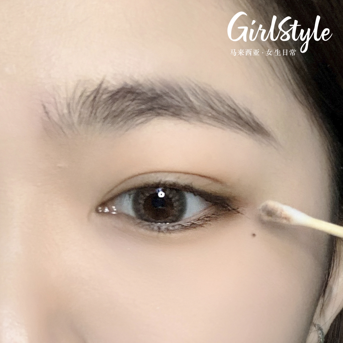 眼线产品和眼皮眼睛都会「亲密接触」，因此务必更专精投资。KISS ME Heroine Make系列成分添加了玻尿酸、胶原蛋白、维生素B5、Lipidure锁水保湿因子、野玫瑰果和日本獐牙菜萃取等6种美容液，带妆的同时亦能帮你呵护脆弱的眼部肌肤，让大家都能带着满满的信心和安心使用。