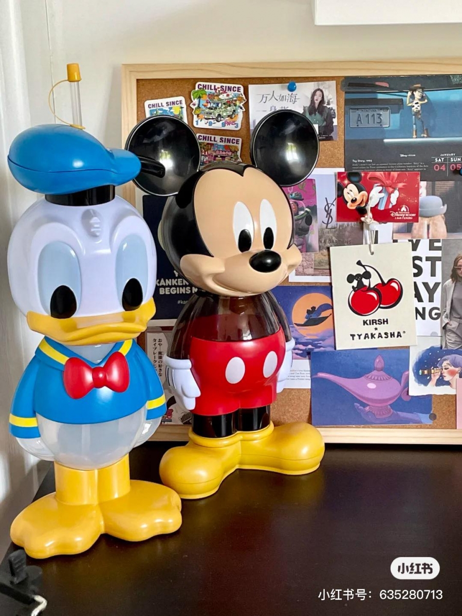 除了可以当水壶使用,也可以拆卸掉水壶自配的吸管;插吸管的洞口此时变成存硬币的开口,摇身成了容量超大的迪士尼卡通存钱罐,可爱又实用!