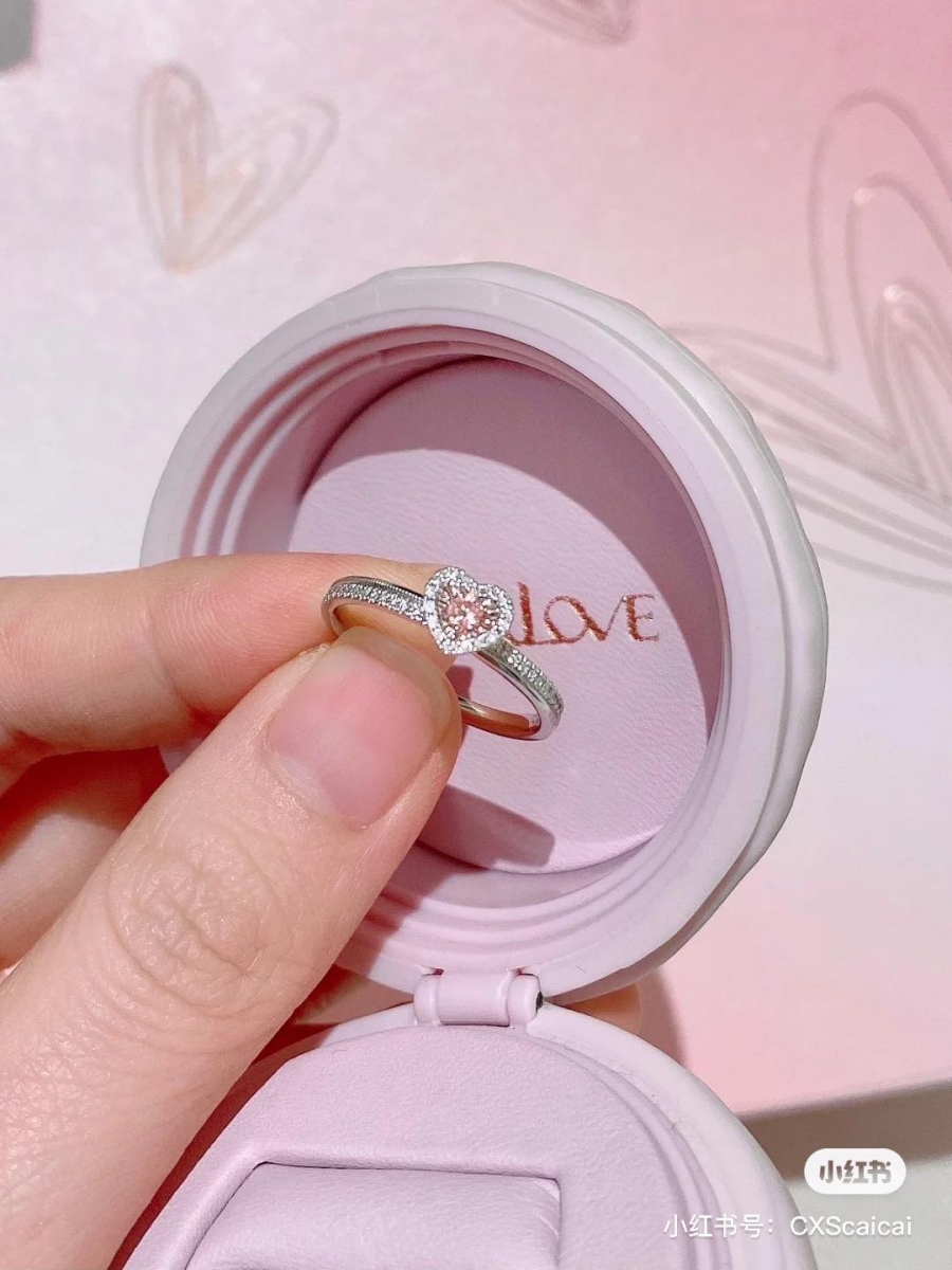 So In Love 爱心粉钻戒指 珍稀粉钻周围和戒圈上都镶有超级璀璨的小碎钻,在室内灯光/阳光底下折射出超闪耀如漫天繁星般光芒,这就是少女心本心没错了!♡