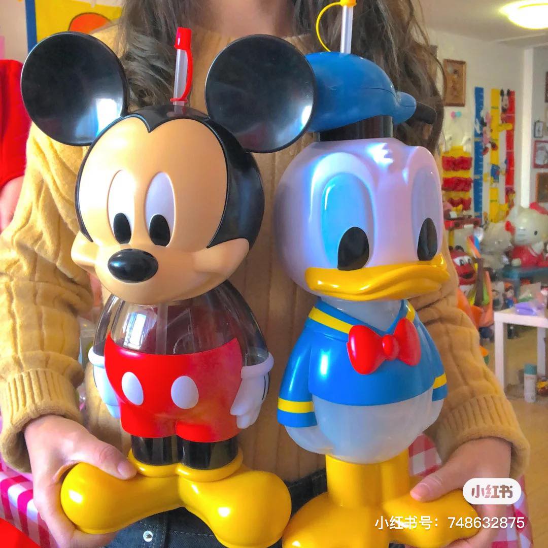 相信很多女生都和编一样,每次出国都会「进攻」当地7-11便利店,入手有纪念价值、自己国家买不到的特色小物~可惜全球疫情影响下出国计划遥遥无期,但好在网购服务越来越发达,不用出国也能买到各色海外限量设计商品。像是近期泰国7-11联名Disney迪士尼推出的「超大只卡通水壶」,在马来西亚Shopee就有代购帮忙入手!♥