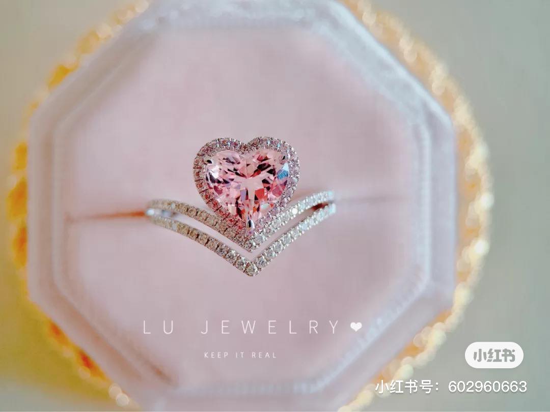 Lu Jewelry 心形摩根石钻戒 中国珠宝定制公司根据顾客需求设计的一款超梦幻摩根石粉色心形钻戒,完全就是「仙女的戒指」无误~ 淡雅粉色心形摩根石制成了钻石切割面、周围精细镶边使其更显高贵典雅。