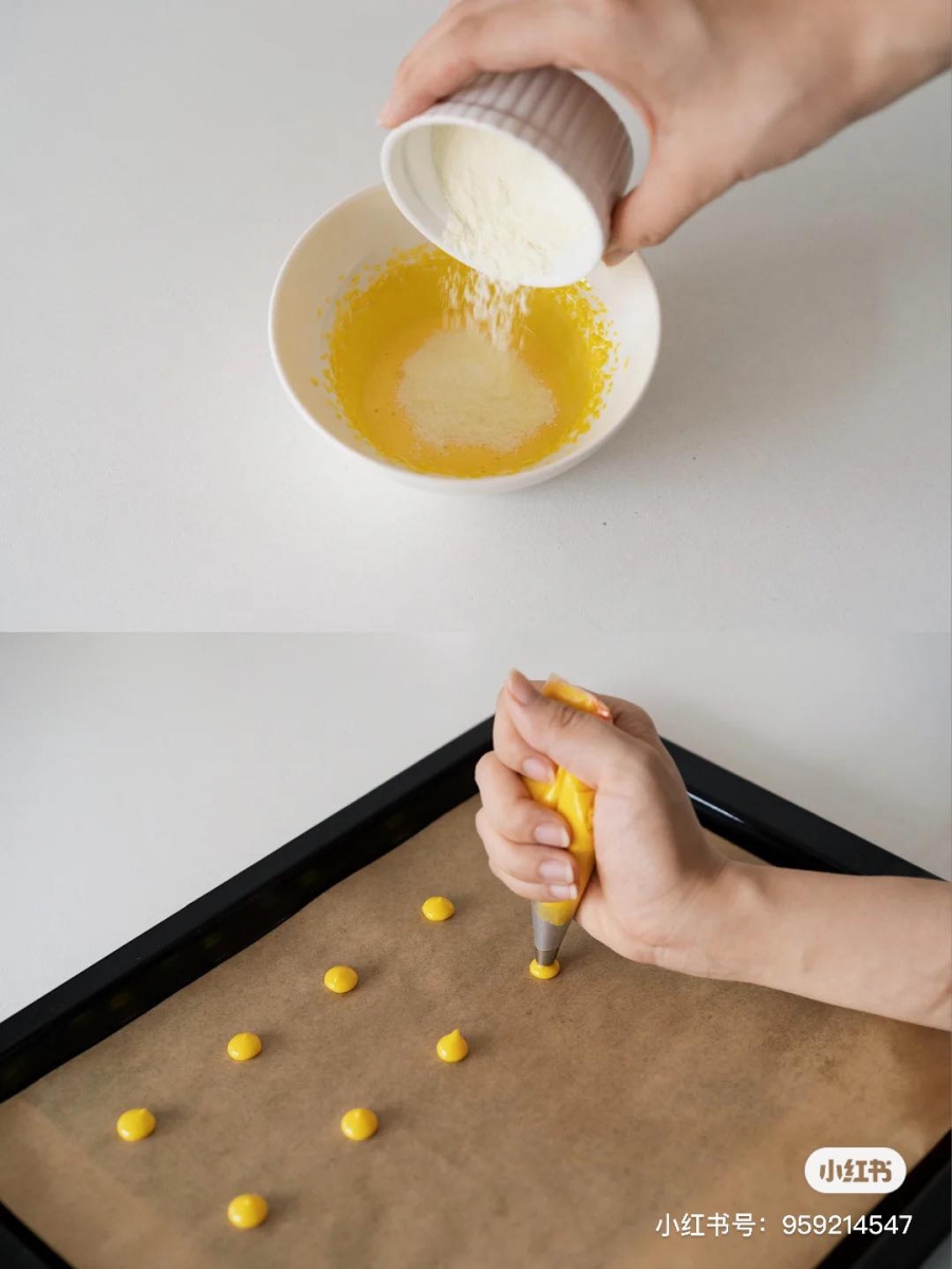 做法：  1、敲出鸡蛋，将蛋清和蛋黄分离。蛋黄打发至颜色变浅后加入6g的奶粉，搅拌均匀到没有颗粒残留；装入裱花袋里，在烤盘上挤出一颗颗小圆形。放到预热100度的烤箱里烤20分钟。