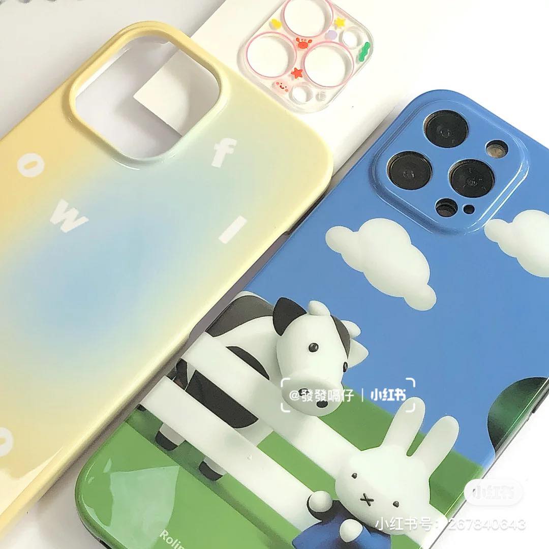 不少使用过的小红书博主推荐，如果刚巧入手的不是连带后置镜头一起保护的「全包型」手机壳，类似的镜头保护贴膜就能很好帮助起到防护作用。