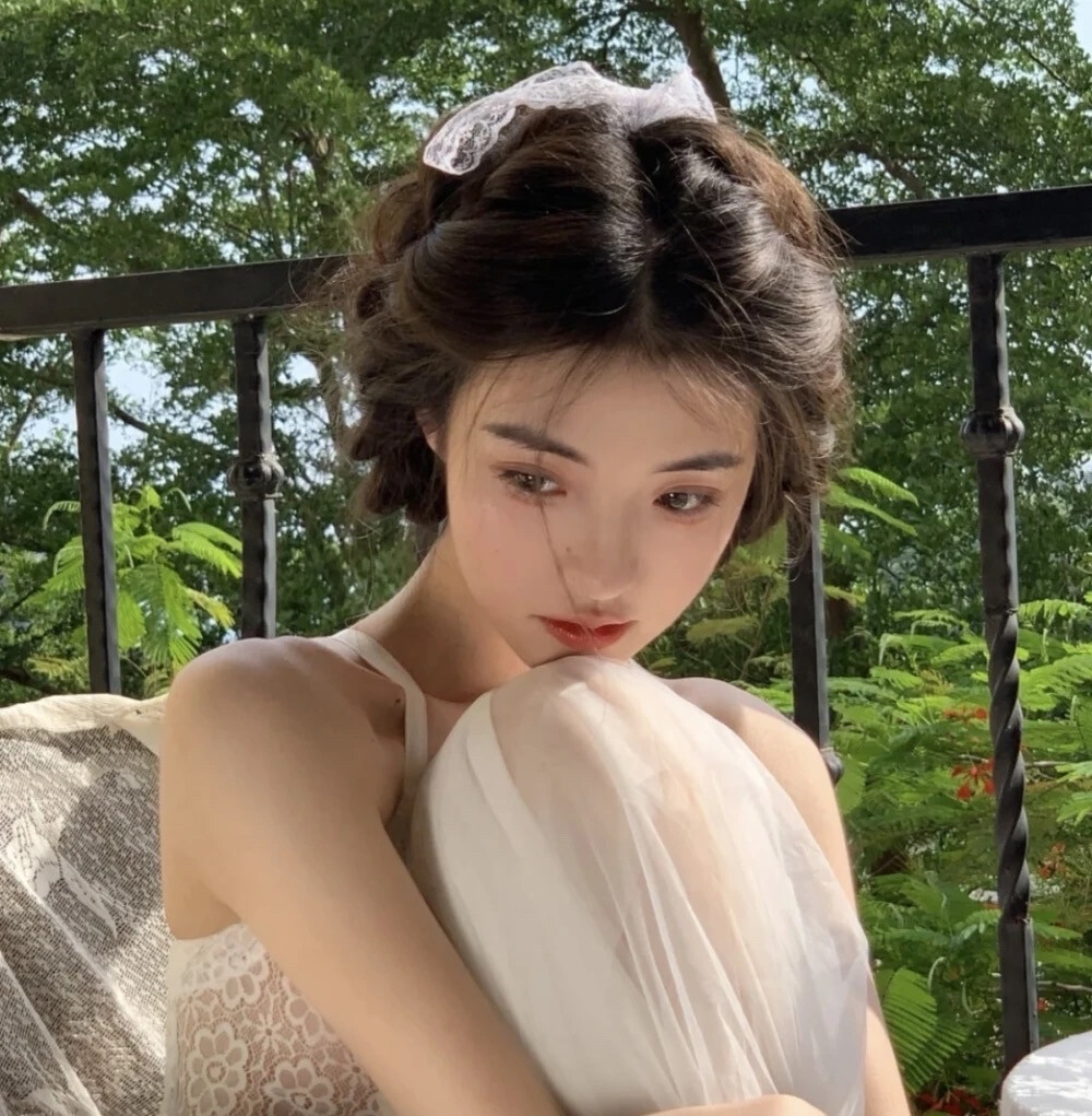 Q3 :以下哪一项比较符合你在家用电脑听音乐时的习惯? A、戴耳机,声音开很小,还是能听到外界的杂音 B、戴耳机,声音开很大,完全听不到外界的杂音 C、戴耳机,声音大小调节到没有什么外界杂音、但音乐声本身并不大 D、不戴耳机,直接开speaker播放 Q4 :一条戴在手腕上很多年的手链突然断了,你的第一直觉时? A、预感是「不好的事情」将发生的先兆 B、破财挡灾 C、和手链的缘分尽了 D、唉,也太倒霉了