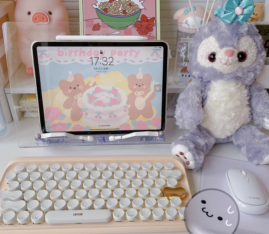 汇聚多种功能于一体的iPad平板电脑不仅能绘图、能处理文件档案，较高性能配置款甚至还能处理基础的影片剪辑；加上比手提电脑更轻巧不少，因此是不少学生党和工作党大推入手的3C爱用物～今次来给iPad用户们推荐9款将平板「秒升级」成手提电脑的键盘配件，轻松让使用iPad办公变得更方便！