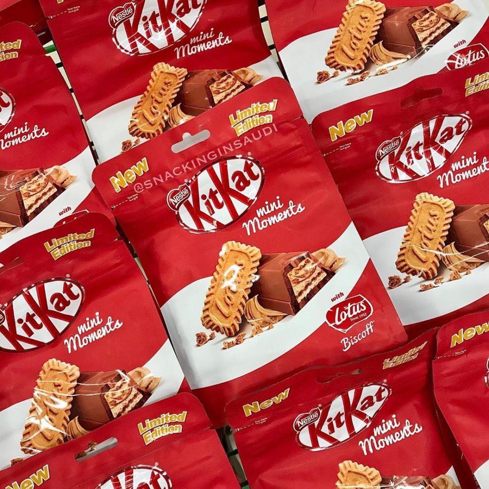 比利时Lotus Biscoff焦糖饼干无论是甜甜焦糖香或酥脆的口感，相信吃过都会忍不住爱上 ♥ 继之前风靡全网的焦糖脆饼冰淇淋后，这波再有Lotus Biscoff控一定要入手的「Lotus焦糖饼干版KitKat巧克力棒」、「Lotus夹心饼干」加入行列～而且重点是，在马来西亚可以买得到！吃货们一起看下去吧：