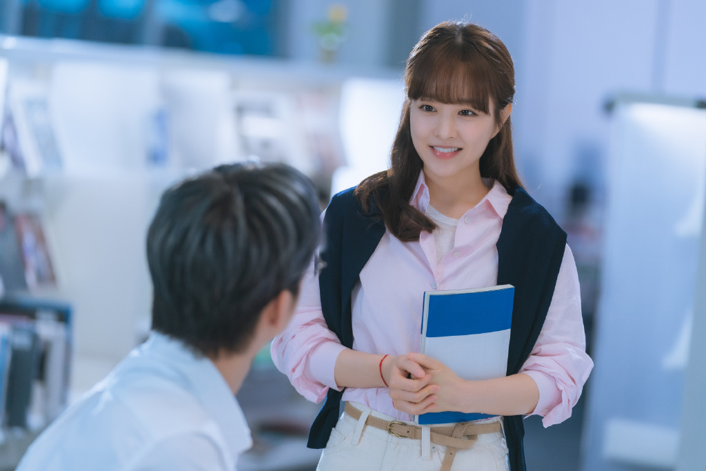 朴宝英冻龄保养秘诀（二）：双倍保湿补水力！ 朴宝英本身肤质属于混合偏干型，平日里一遇到换季、天气燥热或补水量不足，皮肤就特别容易干燥紧绷，各种因肌肤缺水导致的问题就会排山倒海袭来～因此她在有感肌肤稍有不适的时候，洗完脸+上完化妆水和精华液后，会先擦一层保湿Lotion，再叠擦一层质地更润泽的抗老面霜，保湿补水力Double Up。